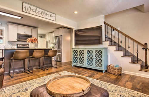 Clemson Casa | ¡NUEVO! Hogar moderno con patio + terraza, 1 milla a Clemson U!