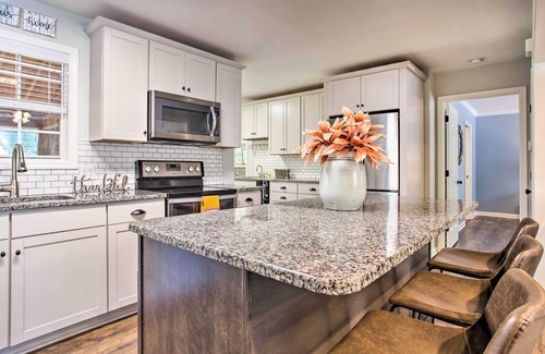 Clemson Casa | ¡NUEVO! Hogar moderno con patio + terraza, 1 milla a Clemson U!