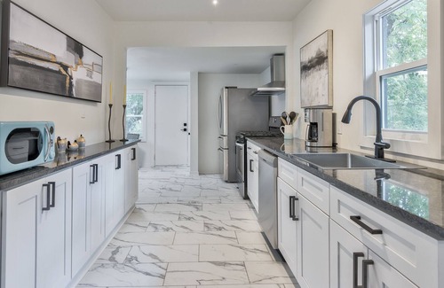 South Kansas City Casa | Modern home with 4 Bed + Workspace