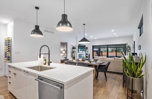 Niagara Falls Casa | Modern home with Hot-tub, Centrally located in Niagara Falls