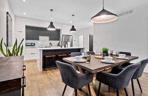 Niagara Falls Casa | Modern home with Hot-tub, Centrally located in Niagara Falls