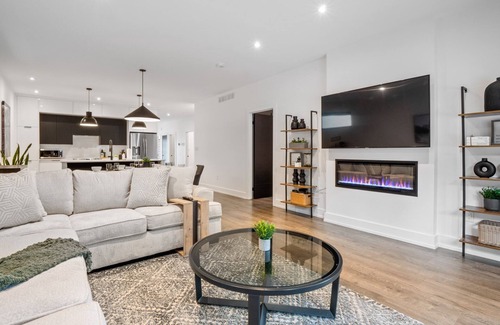 Niagara Falls Casa | Modern home with Hot-tub, Centrally located in Niagara Falls