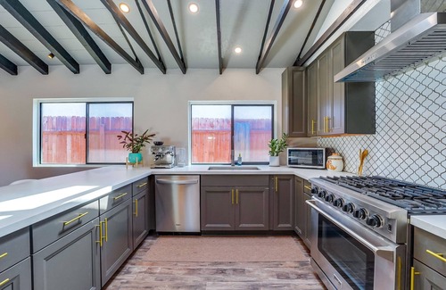 San Carlos Casa | Modern Home with Chef kitchen near Mission Trail