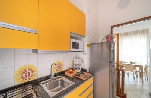 Bibione Lido dei Pini Apartamento | Casa moderna con jardín y piscina.