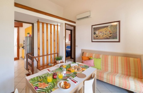 Bibione Lido dei Pini Apartamento | Casa moderna con jardín y piscina.