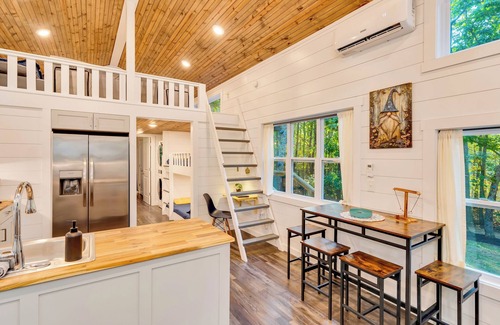 Menlo Cabina | Modern Home with Hot Tub, Grill, Fire-pit and Zip Line