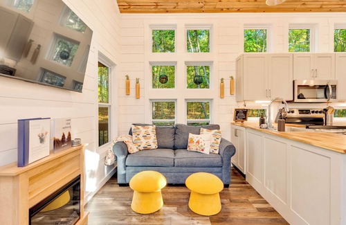 Menlo Cabina | Modern Home with Hot Tub, Grill, Fire-pit and Zip Line