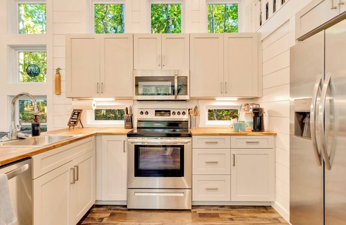 Menlo Cabina | Modern Home with Hot Tub, Grill, Fire-pit and Zip Line