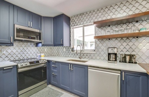 South Corals Casa | Modern Home with private Heated pool, fully equipped kitchen, BBQ