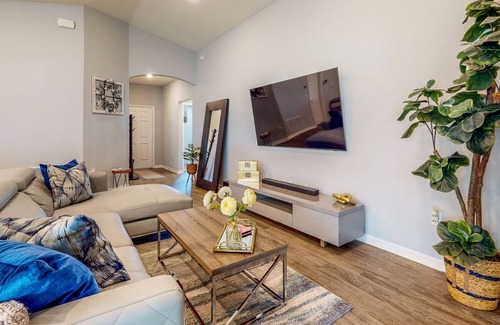 Palmetto Casa | Modern Home with Sunroom and Dazzling Kitchen