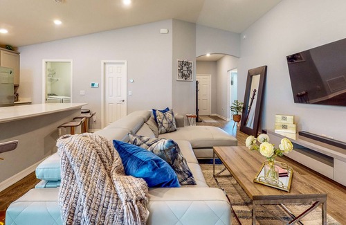 Palmetto Casa | Modern Home with Sunroom and Dazzling Kitchen