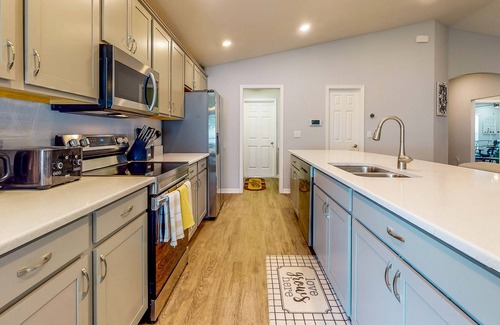 Palmetto Casa | Modern Home with Sunroom and Dazzling Kitchen