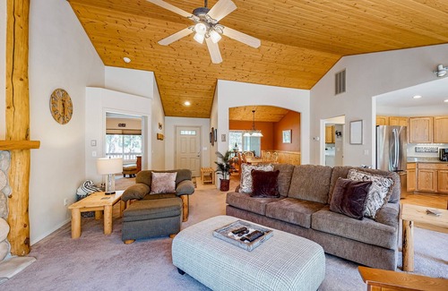 Three Rivers Casa | Modern home with washer/dryer, central AC, fireplace & deck