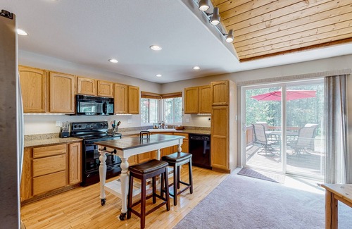 Three Rivers Casa | Modern home with washer/dryer, central AC, fireplace & deck
