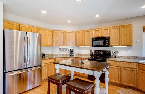 Three Rivers Casa | Modern home with washer/dryer, central AC, fireplace & deck