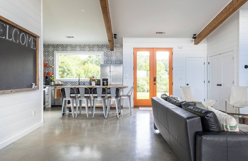 Cleveland Cabina | Modern home Yonah Views - King Beds + Wine Country Bliss