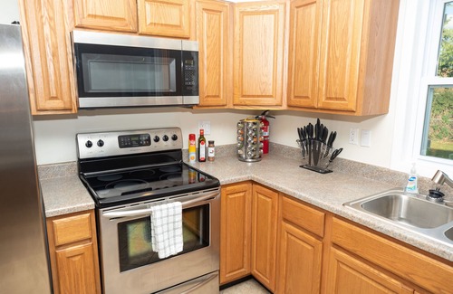 Cedar Rapids - Iowa City Casa | Modern & Homely 4 Bdr NE House by the Golf Course