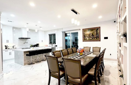 Westminster Casa | Modern House, 6 Bedrooms- 9 beds, 6.5 Smart Bathrooms, near Disney & Beach