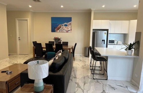 Seaton Casa | Modern house between Airport and Sea