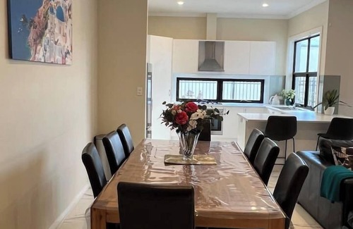 Seaton Casa | Modern house between Airport and Sea