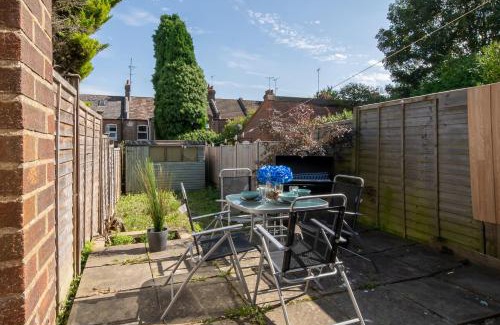 Luton Casa | Modern House By LiveStay Short Lets & Serviced Accommodation Luton With Private Garden, BBQ & Free WiFi