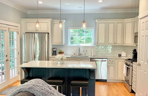 Clifton Casa | Modern House in Clifton Gaslight - 3 BR 3BA with Walkable Shops and Restaurants