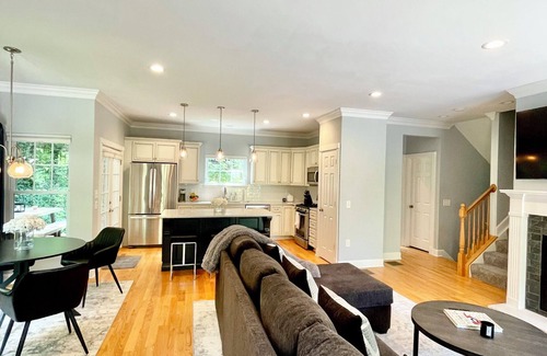 Clifton Casa | Modern House in Clifton Gaslight - 3 BR 3BA with Walkable Shops and Restaurants