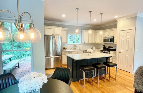 Clifton Casa | Modern House in Clifton Gaslight - 3 BR 3BA with Walkable Shops and Restaurants