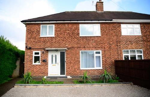 Bramcote Casa | Modern house , Perfect for business trip & Families holiday or working proffesionals-5 min from M1 J25 , 500MB Wi-Fi , Netflix , Fully equiped kitchen , Asda supermarket 5 min walk , Free Secure parking with CCTV ,available monthly deals