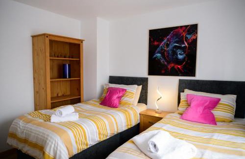 Bramcote Casa | Modern house , Perfect for business trip & Families holiday or working proffesionals-5 min from M1 J25 , 500MB Wi-Fi , Netflix , Fully equiped kitchen , Asda supermarket 5 min walk , Free Secure parking with CCTV ,available monthly deals