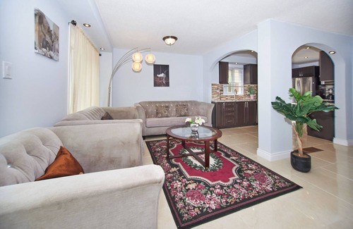 Richmond Hill Casa | Modern House, Private Gym Garden & 4 Parking for Your Family