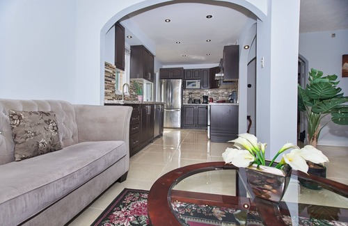 Richmond Hill Casa | Modern House, Private Gym Garden & 4 Parking for Your Family