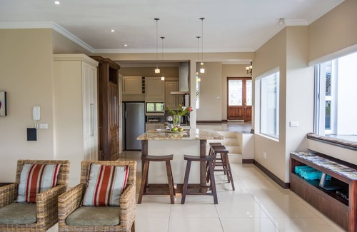 George Casa | Casa moderna, piscina climatizada con energía solar y fantásticas vistas, en el Kingswood Golf Resort