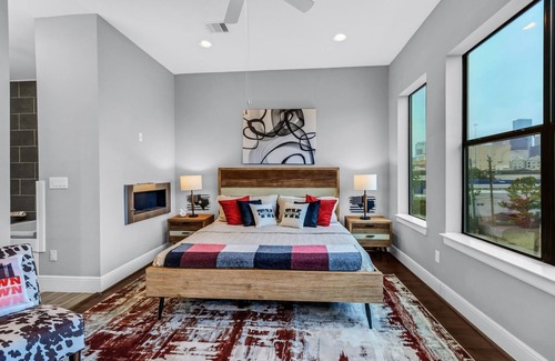 South Central Houston Casa | Modern, Houston Inspired House W/ Best Views Of Downtown! - Less Than 1 Mile To Eado/midtown Bars 3 Bedroom Home by Redawning