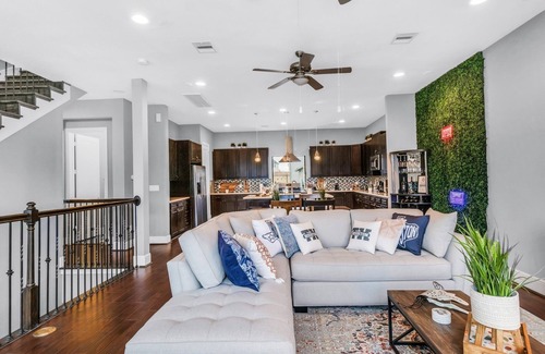 South Central Houston Casa | Modern, Houston Inspired House W/ Best Views Of Downtown! - Less Than 1 Mile To Eado/midtown Bars 3 Bedroom Home by Redawning