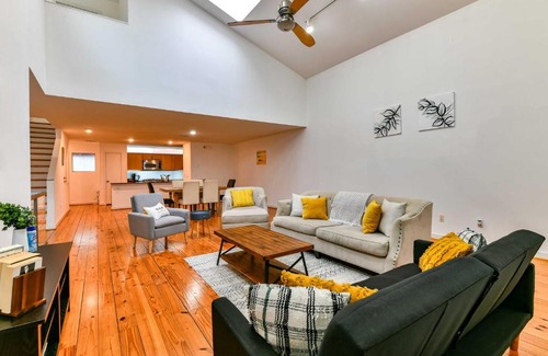 Astrodome Casa | Modern Houston Townhome with Balcony 5 Mi to Dtwn!