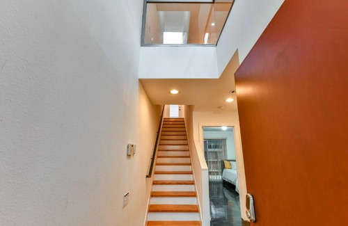 Astrodome Casa | Modern Houston Townhome with Balcony 5 Mi to Dtwn!