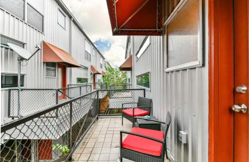Astrodome Casa | Modern Houston Townhome with Balcony 5 Mi to Dtwn!