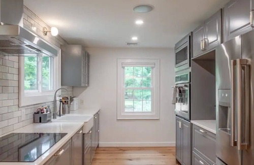 Hyde Park Cabaña | Modern Hudson Valley Creekside Retreat + Hot Tub!