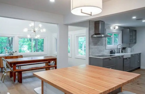 Hyde Park Cabaña | Modern Hudson Valley Creekside Retreat + Hot Tub!