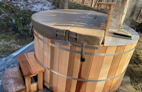 Hyde Park Cabaña | Modern Hudson Valley Creekside Retreat + Hot Tub!