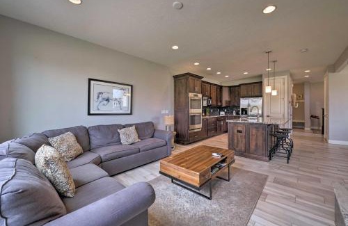 Ogden Casa | Modern Huntsville Resort Retreat with Deck and Hot Tub