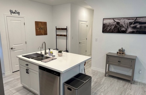 Hutto Casa | Casa Moderna con Sala de Cine