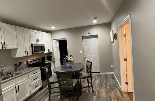 St. Louis Apartamento | Modern Hyde Park Retreat {Renovated 2BR with Stylish Updates & Prime Location}