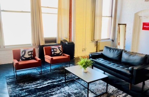 Greektown Historic District Apartamento | Modern Industrial Loft w/ Brick &Hardwood- Free Utilities!