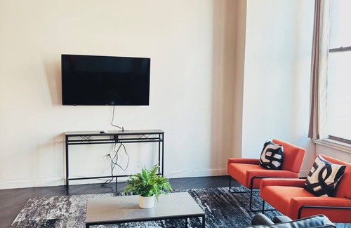 Greektown Historic District Apartamento | Modern Industrial Loft w/ Brick &Hardwood- Free Utilities!