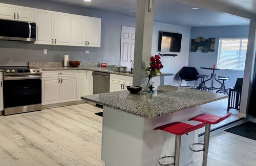 Alamogordo Casa | Modern Industrial Oasis - Private Room w/ King Bed, WiFi, FREE Parking & More!