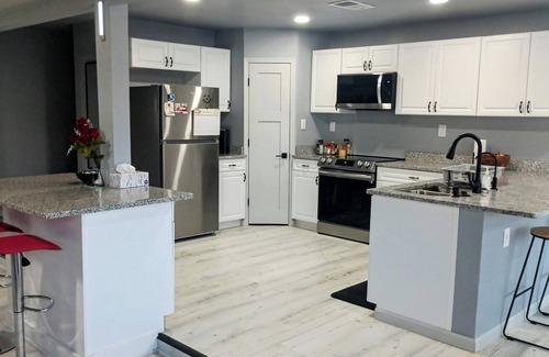 Alamogordo Casa | Modern Industrial Oasis - Private Room w/ King Bed, WiFi, FREE Parking & More!