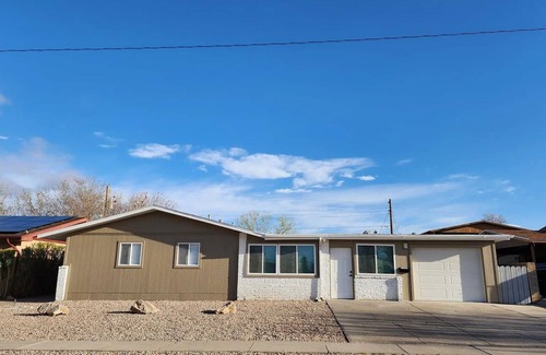 Alamogordo Casa | Modern Industrial Oasis - Private Room w/ King Bed, WiFi, FREE Parking & More!