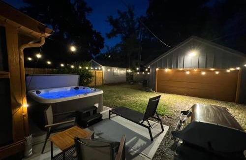 Indianapolis Casa | Modern Indy Getaway Near Butler, Fairgrounds & Broad Ripple Hot Tub